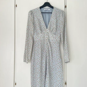 Adoore klänning  - Säljer min fina Adoore klänning då den tyvärr är lite liten för mig. Den är i nyskick och endast använd någon enstaka gång. Nypris är 1500 kr.