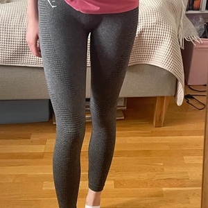 Gymshark  - Säljer mina jättefina Gymshark-tights! Ny skick då de aldrig är använda. Säljer pga att jag har dubbletter. Storlek xs. Frakt tillkommer! Hör av er om ni är intresserade! 💕