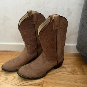 Cowboy boots - Riktigt kattiga cowboy boots i brunt! Älskar verkligen dom här men jag har för många så dessa kommer tyvärr aldrig till användning🤗