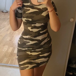 Klänning  - Skitsnygg klänning från H&M i storlek 34. Endast använd fåtal gånger så i jättebra skick, säljer då den inte kommer till användning. Kan fraktas, men köparen står för frakten💕