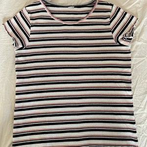 Randig T-shirt - Säljer en nästan oanvänd T-shirt från Lindex i storlek 164. Den har använts max 3 gånger så den har inget slitage eller fläckar. Betalning sker via Swish. 