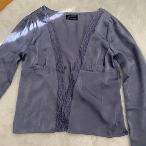 Siden kofta  - Säljer denna jätte fina siden bolero/ kofta/ blus då den inte kommer till användning längre. Den är i nyskick. Storlek xs. Kom privat för flera bilder. Om det är många intresserade startar jag budgivning.