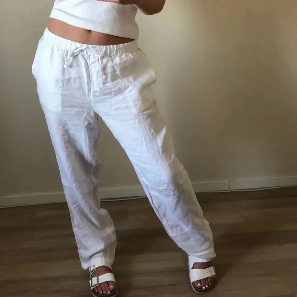 Jättesnygga linnebyxor ifrån hm!❤️🙌🏻 Säljer då dom inte längre kommer till användning. LÅNADE BILDER! Skriv privat för bättre bilder på byxorna!❤️🥰 byxorna har en fläck längst ner vid foten, detta syns knappt men skriv för bild på detta!❤️. Farkut & Housut.