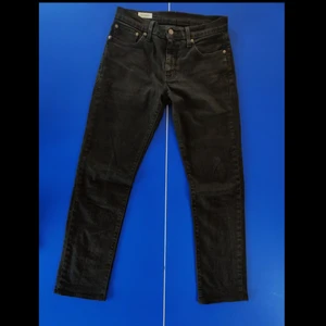 Levi's 511 Jeans  - Levi's svarta 511, köpta för ett år sen för 1000kr. Knappt använda och i mycket bra skick. Originellt storlek 29/32, men skräddarsydda till 29/29. 