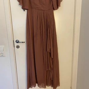 Balklänning  - Lång, dimrosa färg, öppet på benet 