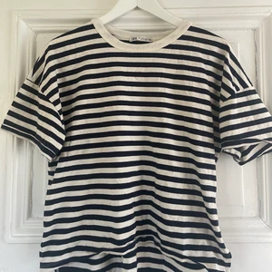 T-shirt - Randig t-shirt från ZARA i storlek Small den är knappast använd så därav bra skick! Köp för 50kr+frakt 