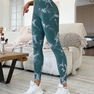 Träningsbyxor  - Tröningsbycor från SHEIN, dem populär tid dye leggings. Kommer inte till användning, super sköna och inte genomskinliga. Storlek xs kan passa s 