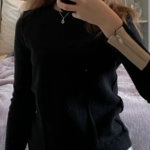 Svart tröja & Other Stories - Svart stickad tröja från & other stories i 100% ull med snygga detaljer för en roligare outfit! Fin kvalitet! Plagget är i S enligt tillverkar men jag anser att det snarare passar en XS