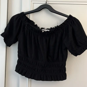 Kortärmad topp strl S - Kortärmad magtröja, aldrig använd och passar även väldigt bra nu till sommaren