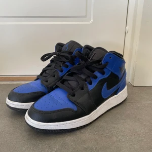 Air Jordan 1 Mid - Säljer mina jordans i storlek 37,5 då dom är försmå för mig. Använda max tre gånger och är som nya. Priset kan diskuteras. Köparen står för frakten!