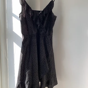 Prickig klänning från hm  - Säljer denna super fina sommarklänningen från hm i stl 38, använd men i fint skick, vid behov av fler bilder är det bara att skriva💓 (köparen står för frakten)