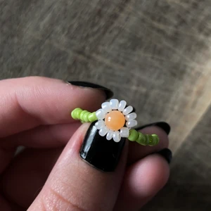 Ring med orange jade - Handgjord blomring med orange jade i mitten 🌼 betalning via swish ❤️