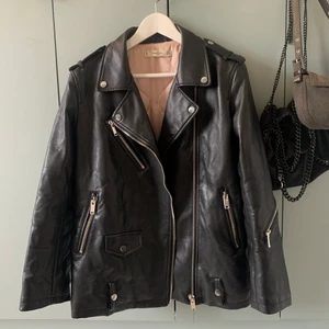 Oversized skinnjacka - Skitsnygg jacka i skinnimitation från mango, snyggt oversized. Ser inte alls plastig ut som skinnimitation kan göra. Kan mötas eller så står köparen för frakten 