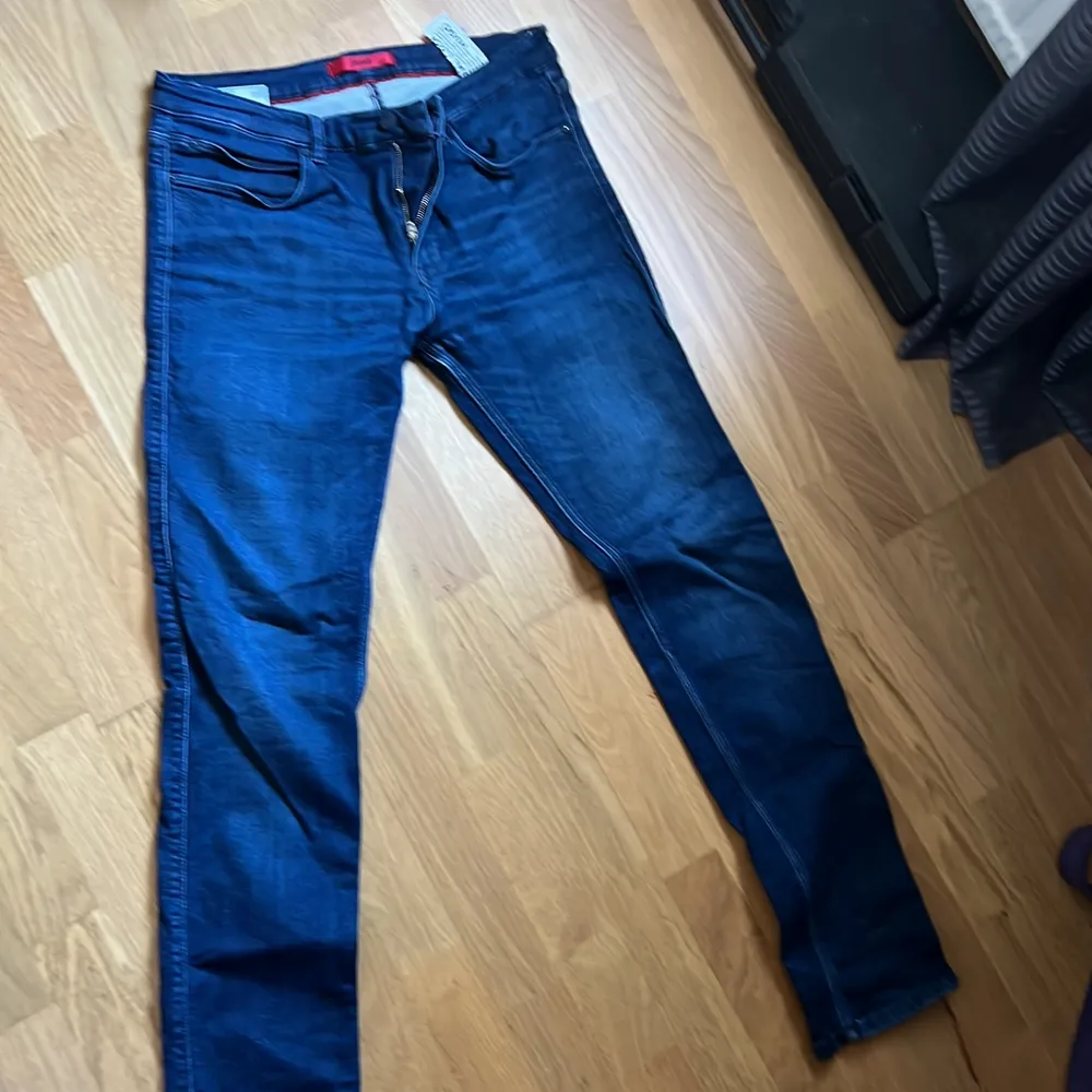 Säljer ett par Hugo jeans då dom blivit för små för mig. Jeansen är använda Max 5 gånger.                              Köpta på room 1006 för 1600kr. Jeans & Byxor.