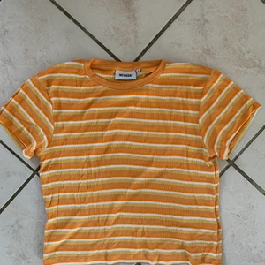 Weekday T-shirt  - Liten T-shirt - som en crop top från Weekday, aldrig använd! Strl S.  Kan mötas i Sthlm innerstad alt frakta mot kostand!