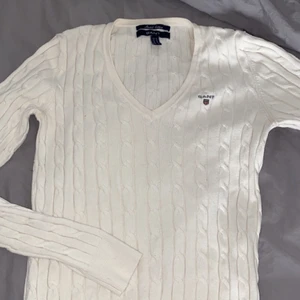 Gant tröja  - Så fin kabelstickad tröja från gant i färgen creme vit! Använd 1 gång 😍 passar till allt! 