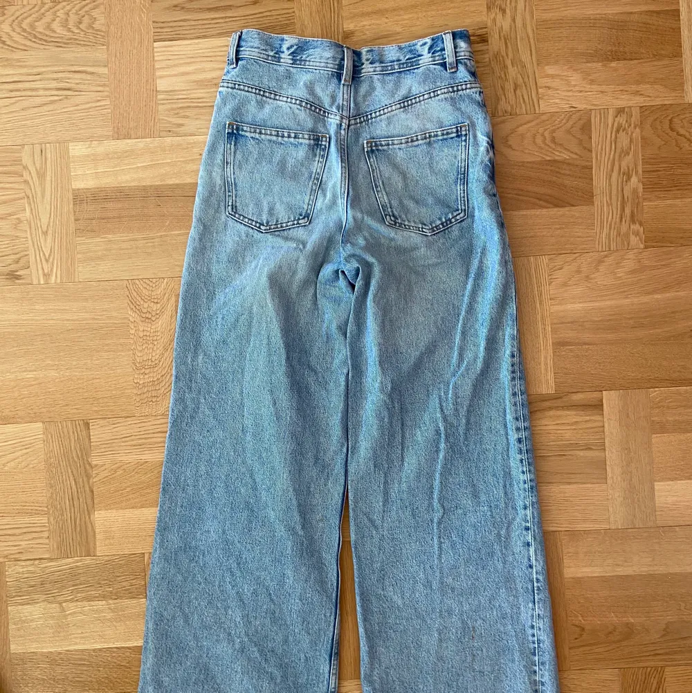  Garderobsrensning!☀️ Wide leg jeans från Arket i mycket bra kvalitet, säljer pga för små i midjan. Jeans & Byxor.
