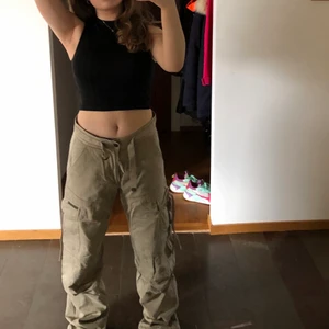 Snygga cargopants🤎🤎 - Snygga vintage byxor i storlek 30. För referens är har jag i vanliga fall storlek 26 och därför är dessa byxor rätt stora för mig. Men de har en snygg och neutral färg som passar till allt. 🤎