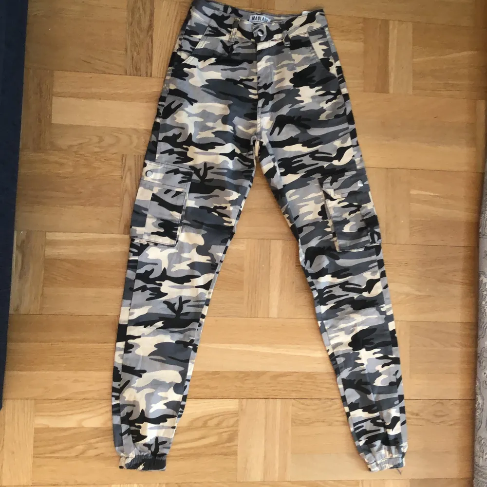 Snygga cargopants från Madlady i nyskick❤️ Köpare står för frakt!. Jeans & Byxor.