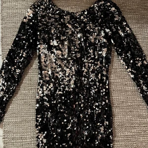 Paljettklänning  - En perfekt fest klänning från Gina tricot som tyvärr bara legat och dammat i min garderob. Älskar V-ringningen i ryggen och glittret den ger när ljuset lyser på den 💫 ✨ 🕺🏼 Svart/silvriga paljetter🖤