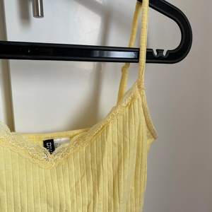 Jättesött linne från H&M i en ljusgul färg med spets längst upptil. Knappast använd så i bra skick!🤍