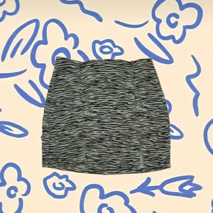 Mini kjol  - Helt ny mini kjol med grön tiger motiv på, köpt från Pull & Bear🐅🐅🐅💕❤️❤️✨✨