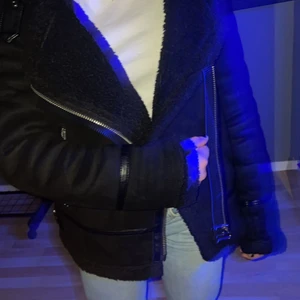 Svart jacka  - Svart jacka i mocka med fluff inuti som är perfekt för våren eller hösten! Storlek xs och från zara