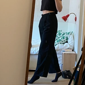 Svarta kostymbyxor  - Kostymbyxor från Monki! Raka, något breda ben, medel-hög midja. Storlek 36. Riktigt snygga men passar tyvärr inte mig, en aning för korta för min smak (är 173). Köpare står för frakt