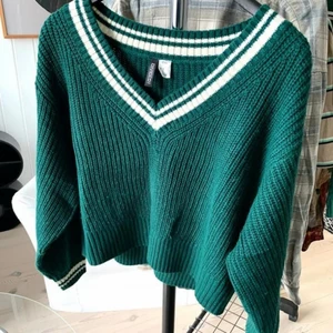 Stickad tröja  - Grön stickad tröja. Lite kortare modell.