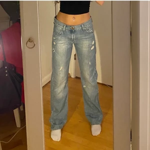 Lågmidjade jeans - Säljer dessa lågmidjade baggy jeans från hm. Finns inte att få tag på längre. (LÅNADE BILDER FRÅN FÖRRA ÄGAREN) Jätte snygga men tyvärr för stora för mig och har därför inte kommit till användning. Midjemått: 82cm innerbenslängd: 79cm.  köpte dem för 400kr Säljer för: 300kr+frakt🥰 priset kan diskuteras!