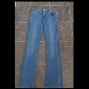 Bootcuts - Säljer min blå lågmidjade bootcut. Den är jättefin och har inga skador eller så. Den är i storlek xs och kom med prisförslag 💖 