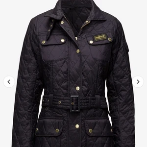 Barbour jacka  - Köpte denna jackan för ett långt tag sen, använt några få gånger runt 4 gånger kanske. Inga hål, inga fläckar och den ser helt ny ut. Den kostar just nu 2 200 kronor och jag säljer denna för 1000 då den ser helt ny ut…. Storlek 34 men kan passa 36 då jag är en 36 nu och den passar mig perfekt.   Hör av er för bilder med denna på❤️