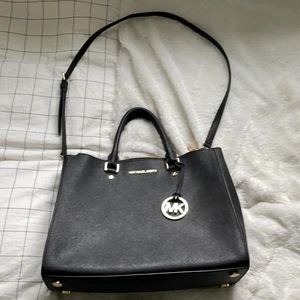 Svart Michael kors väska - Nästan helt oanvänd, använd Max 5 ggr. Köpt för 3100kr☺️