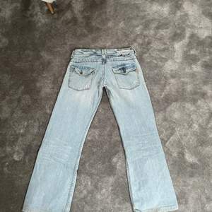 Nästintill oanvända jeans! Midjemåttet:79cm