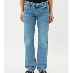 Säljer dessa trendiga lågmidjade jeans från Weekday i modellen Arrow. Helt oanvända, strl står på sista bilden💙 Är 164, sitter perfekt på mig! Köpta för:500kr säljer för 300kr exkl frakt