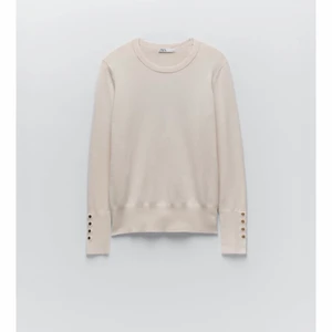 Baströja zara - Säljer min jättefina baströja (den svarta)  från zara som sitter perfekt!