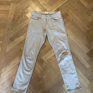 Beiga jeans strl 30 - Säljer ett par beiga jeans i strl 30 från Brothers då de blivit för små. Finns i Stockholm (Östermalm) men kan skickas om köparen står för frakten.