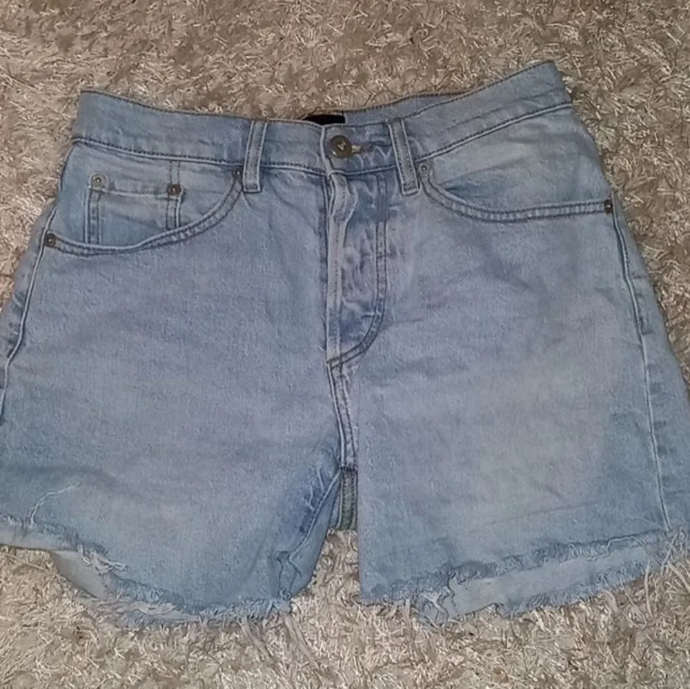 Ljusblåa lågmidjade levi's jeansshorts. Köpte dem i fel storlek så dem passar inte mig. Använt 1 gång.😊 priset kan diskuteras🥰. Shorts.