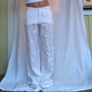 Linnebyxor  - Jättefina linnebyxor från Esprit i storlek 36, superbra skick!!midjemått: ca 71cm Innerbenslängd: 80cm                      Långa på mig som är 160cm!