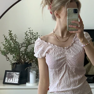 Fin blus/topp - Superfin somrig blus/topp från legoland collection i storlek S. Supersöt till sommaren och skönt luftigt material. Inte säker på om jag vill sälja så kom med bud🥰