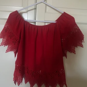 Röd tröja med spets ❤️⚡️🖤 - JÄTTEFIN, kommer ej till användning