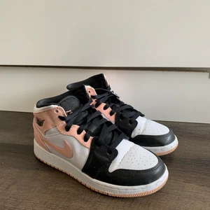 Nike Jordan 1 Mid GS, strl 36 - Säljer dessa snygga Jordan 1 Mid (GS) i nyskick. Storleken är 36. Box medföljer! Priset är 1300kr plus frakt. 