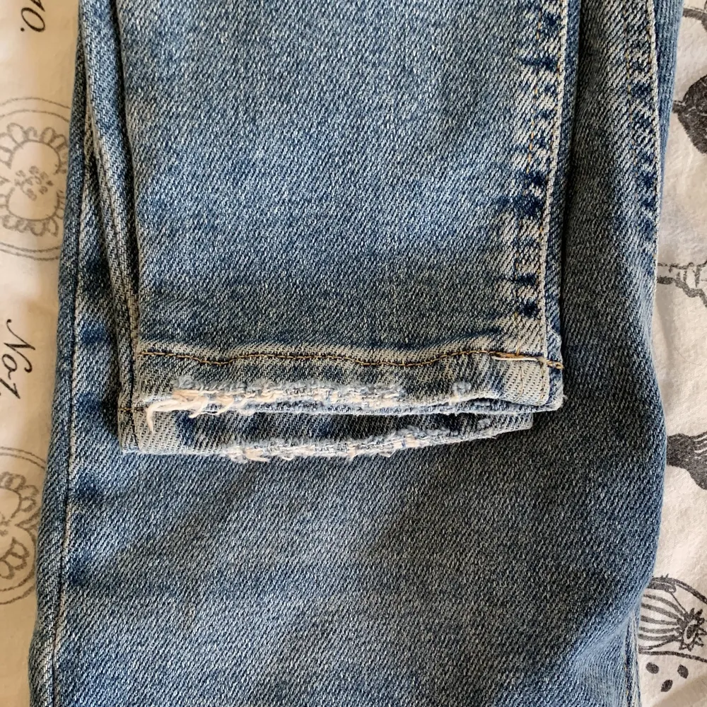 Aldrig använda Hedda Jeans från Gina Tricot i storlek 36. Jeansen kommer alltså i totalt nyskick då fel storlek köptes utan retur- eller bytesmöjligheter. Dessa passar alltså inte på mig så bilder på hur de sitter på mig kändes irrelevant. . Jeans & Byxor.