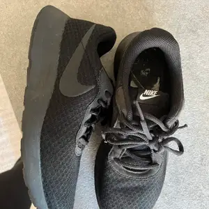 Svarta Nike träningsskor i bra skick