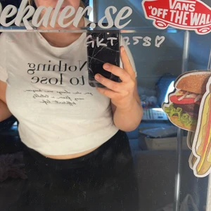 T-shirt - Säljer denna super fina t-shirt, använd ett fåtal gånger och är i super bra skick, och den är i stolek M. En text fram och hel vit där bak. Köpte denna på new yorker för några år sedan och sen dess har den mest legat här hemma! 