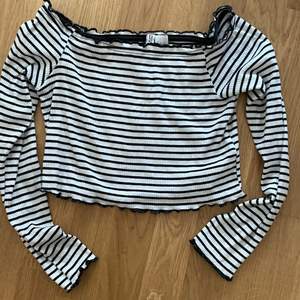 Off shoulder top ifrån H&M med svarta och vita ränder! Endast använd 1 gång. Storlek S