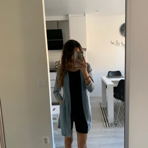 Lindex - En lång jeans förgad kappa. Ganska skön den är det en barnstorlek 134 MRN kan passa i folk med xxs som mig. Använts en gång och säljer pgd att inte haft använt den mycket❤️