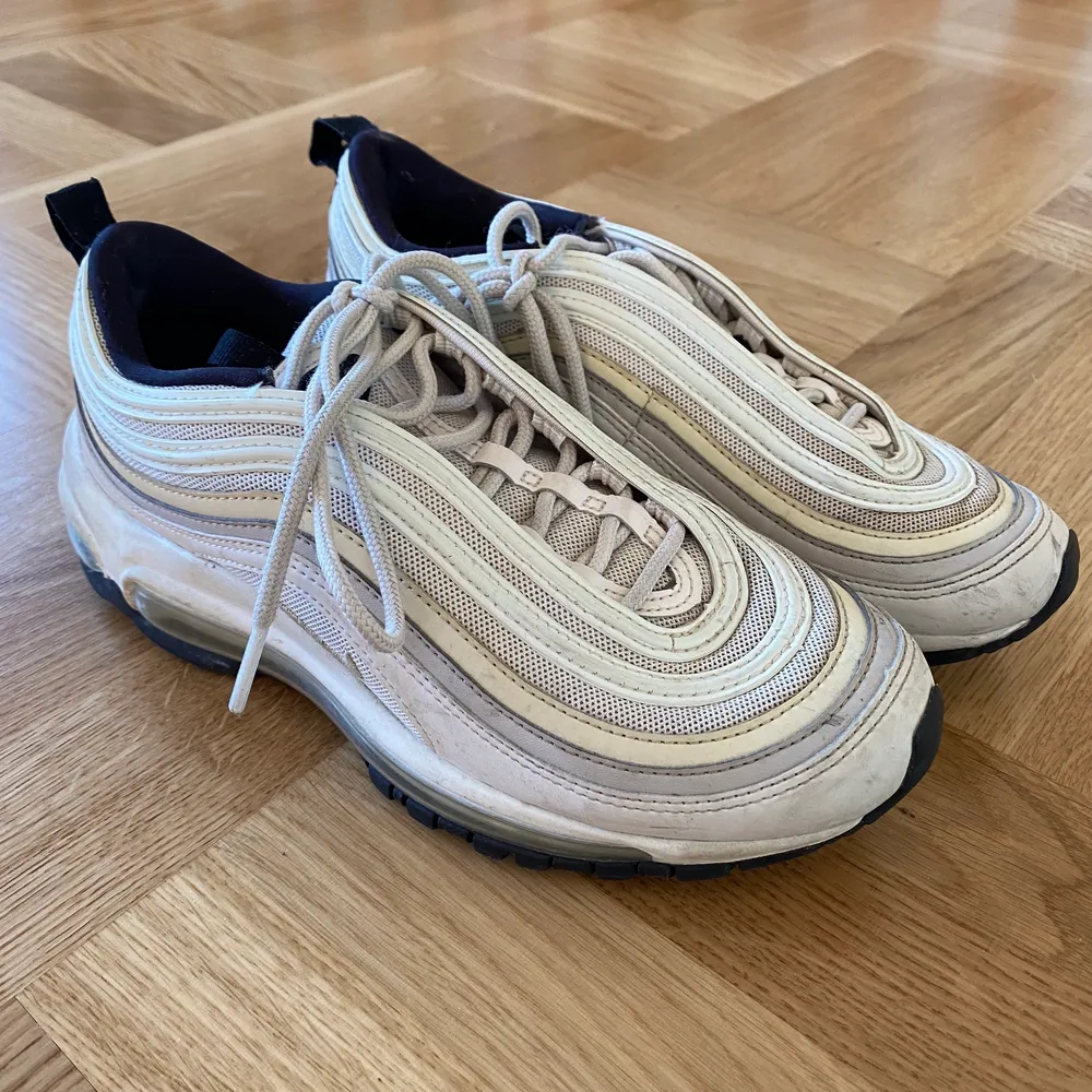 Säljer mina Nike air Max 97s då de är för små! Är köpta på Plick så är använda, men ändå bra skick 🥰 fin vit färg med lite ljus gula detaljer . Skor.