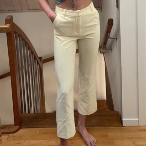 Ljusgula kostymbyxor från Gina tricot - Fina byxor 