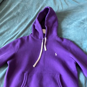 Lila Ralph Lauren Hoodie  - Lila Ralph Lauren Hoodie storlek S. Skriv om ni undrar något. Kan frakta i hela Sverige